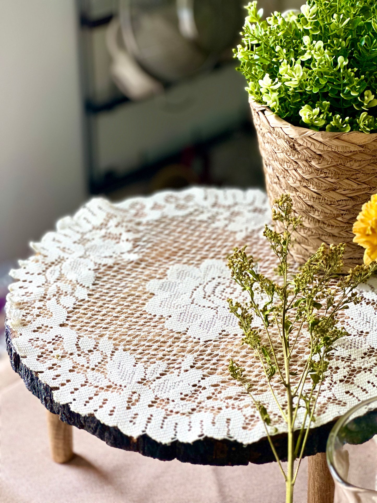 Lace round place mat